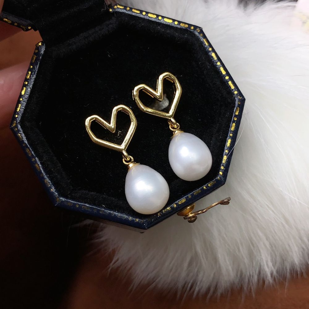 Picture of Natural freshwater pearl earrings