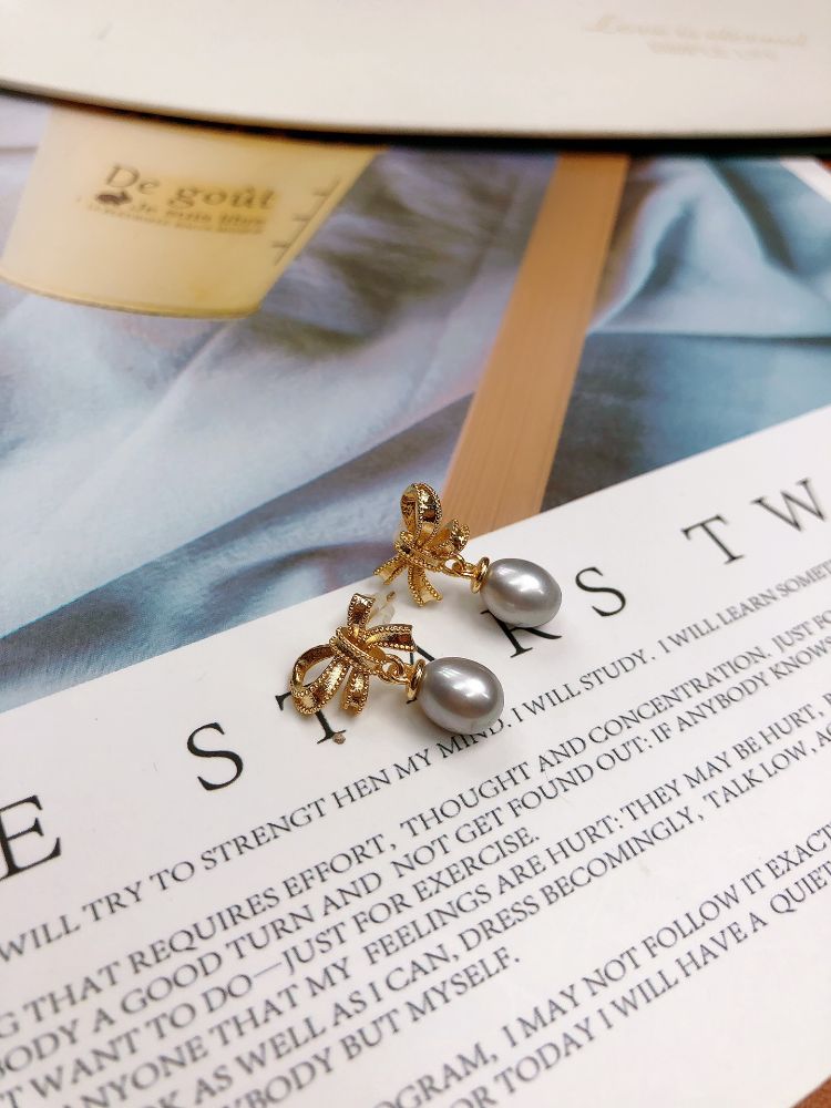 Picture of Natural freshwater pearl earrings