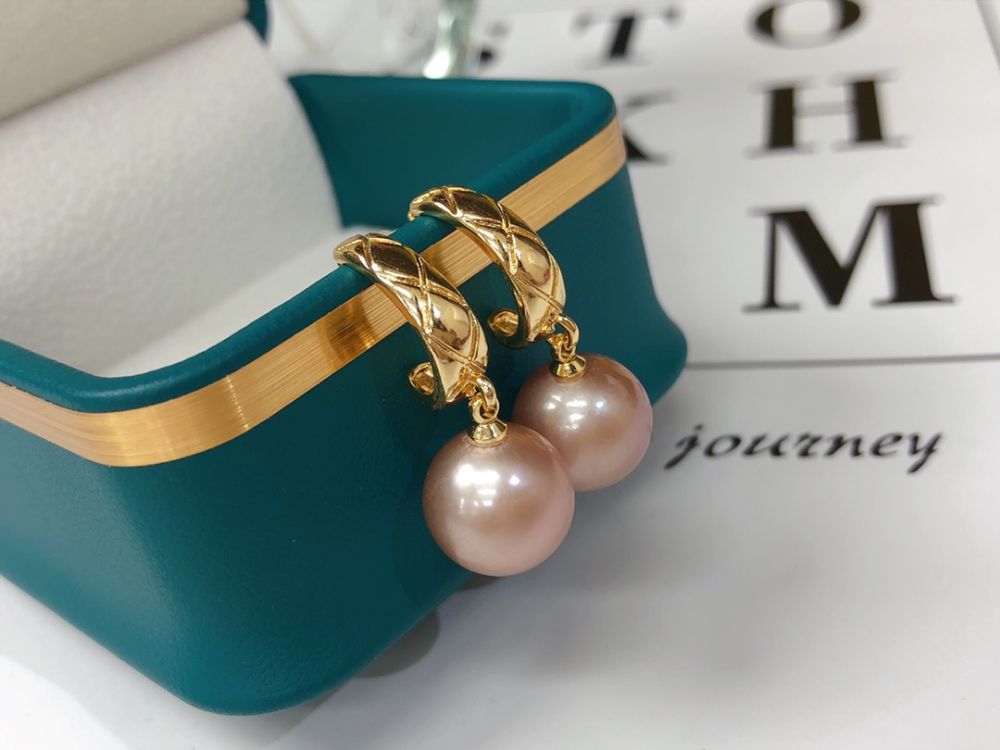 Picture of Natural freshwater pearl earrings