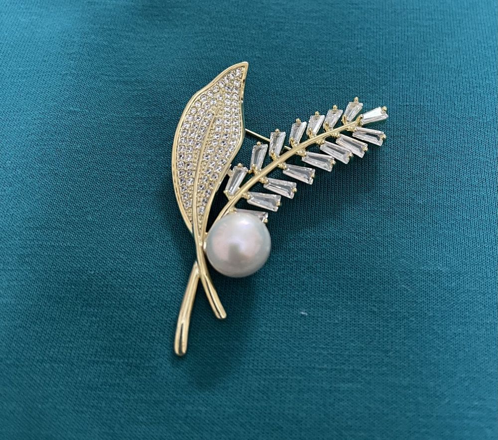 Picture of Natural pearl brooch