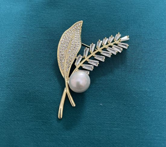Picture of Natural pearl brooch