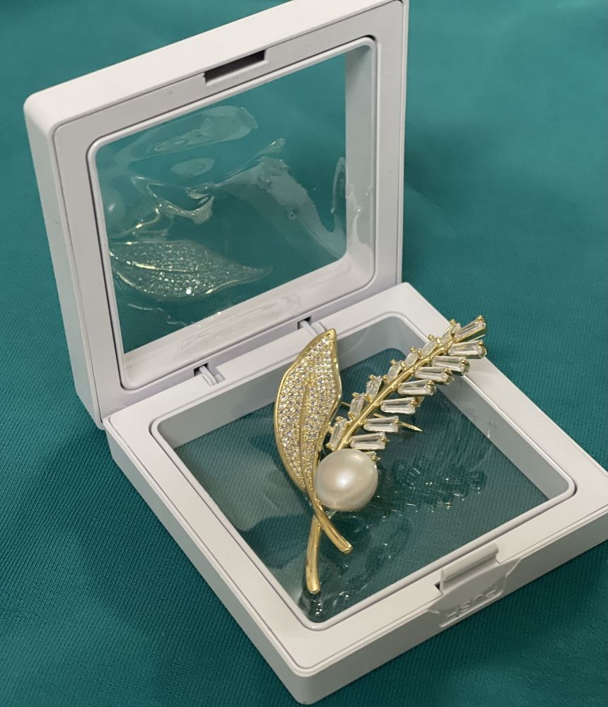 Picture of Natural pearl brooch