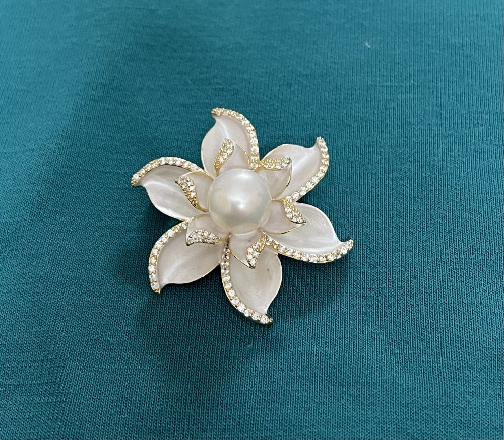 Picture of Natural pearl brooch