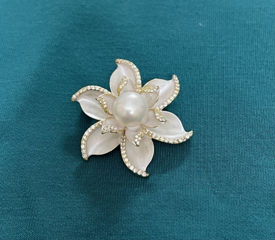 Picture of Natural pearl brooch