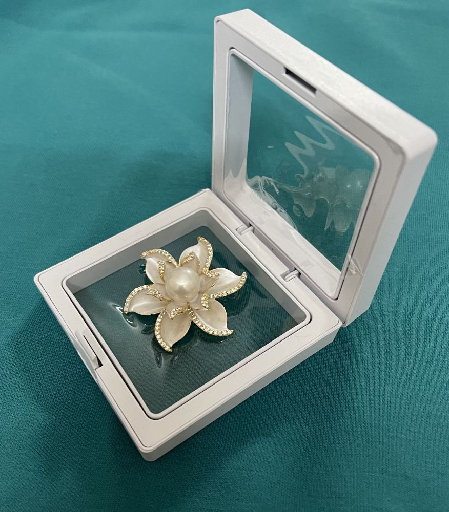 Picture of Natural pearl brooch