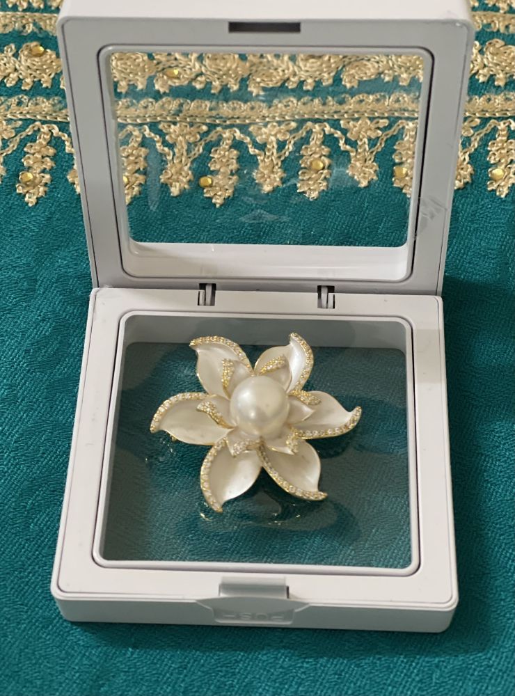 Picture of Natural pearl brooch