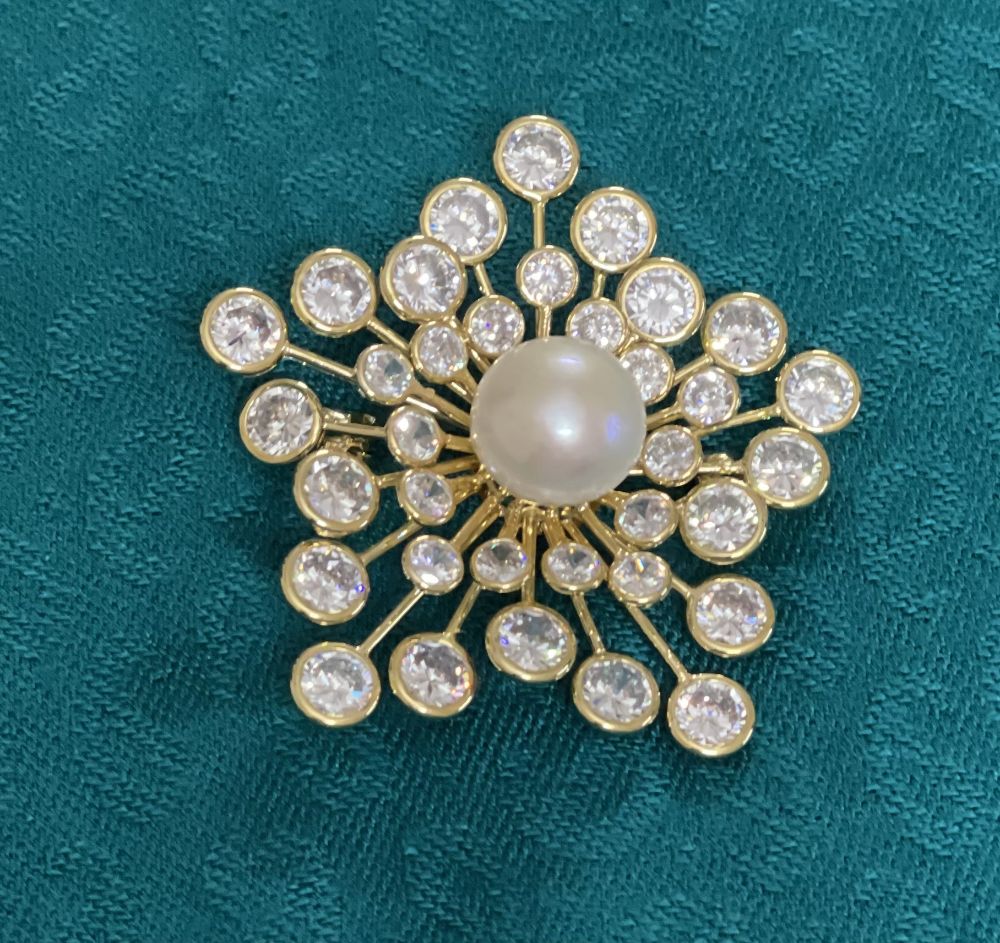 Picture of Natural pearl brooch