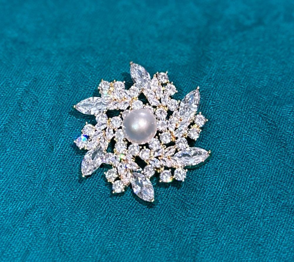 Picture of Natural pearl brooch