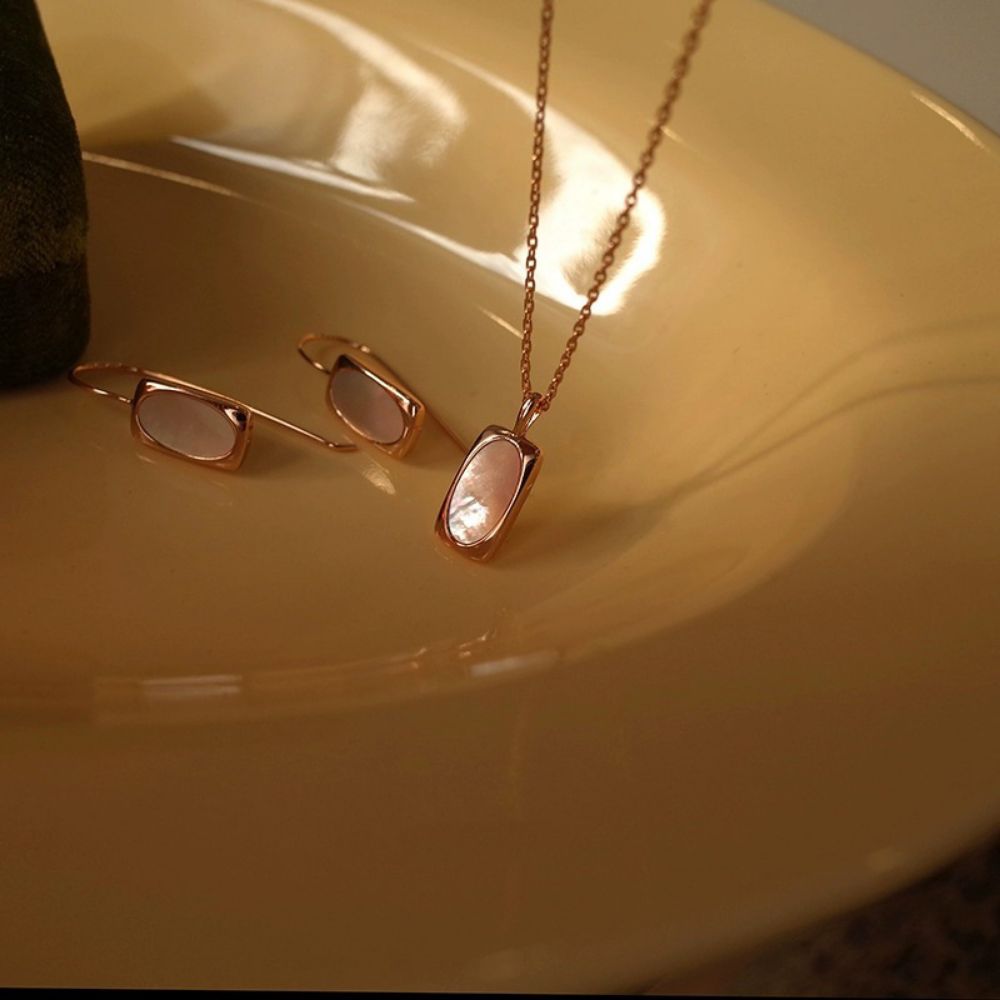 Picture of Tichy French Vintage Shell Pendant Necklace
