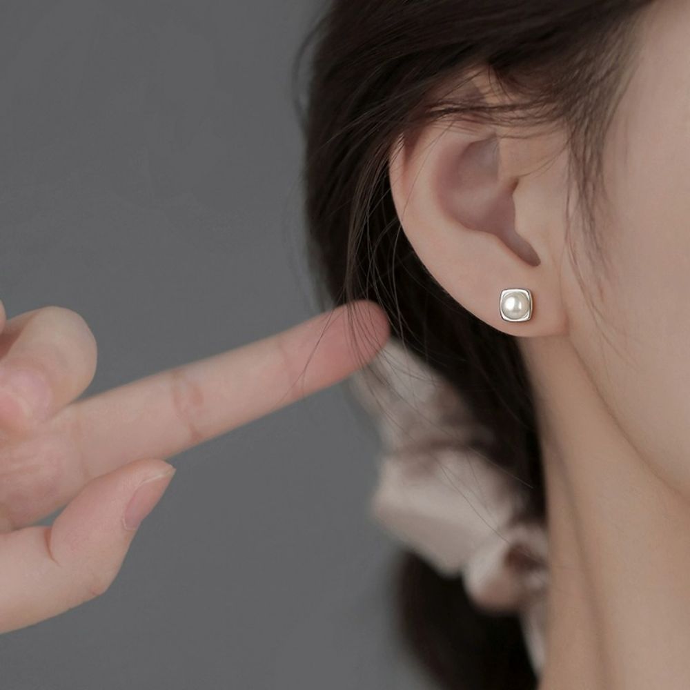Picture of Titchy 925 Silver Delicate Freshwater Pearl Square Earrings