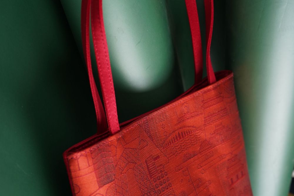 Picture of CITYWALK Silk Clutch Series - Beijing