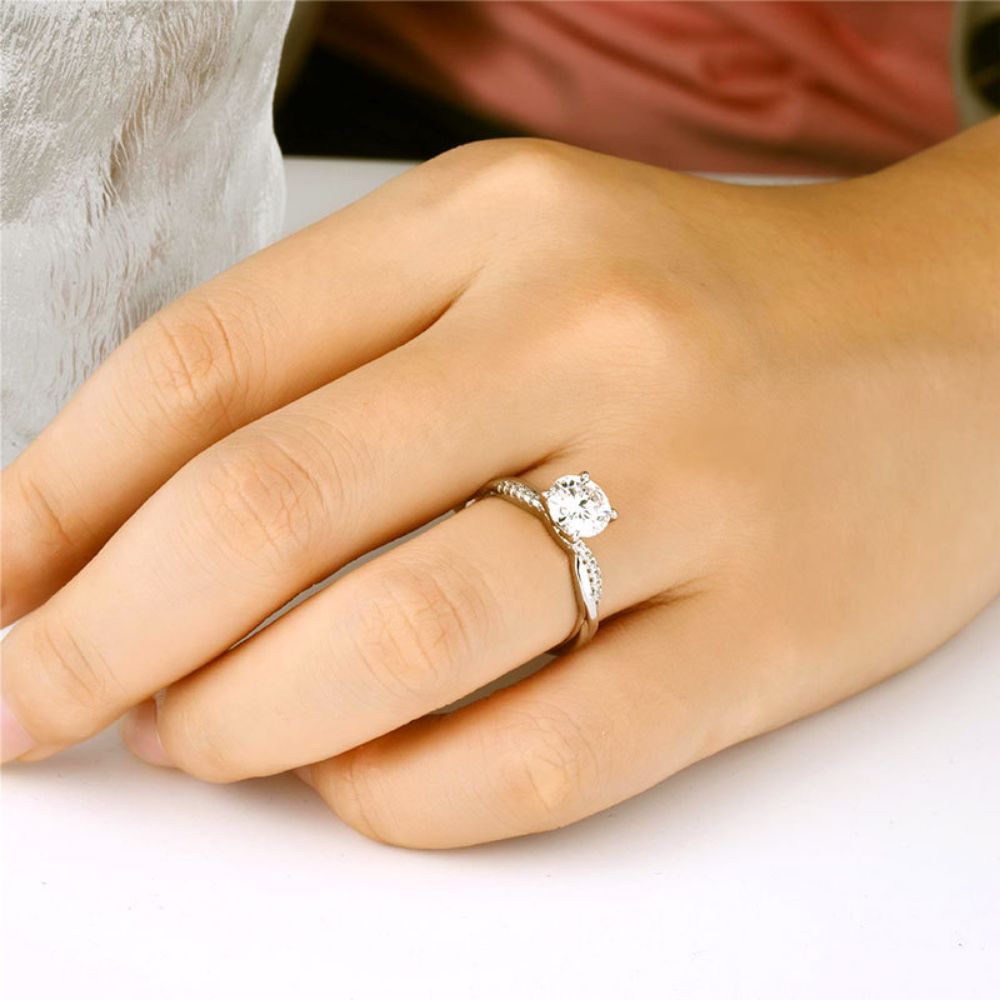 Picture of 925 silver ring with four-prong wrapped moissanite